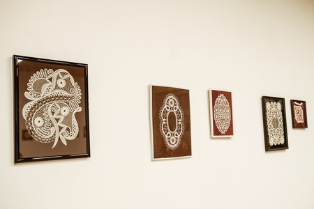 Klekljane čipke Rezke Kordež in Sekcije Lipa Ravne pri Društvu klekljaric Koroške  odprtje občasne razstave (3)